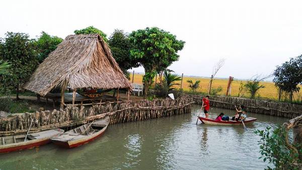 Hình ảnh kênh rạch, xuồng nhỏ, ruộng lúa khiến ta liên tưởng đến một nơi nào đó ở miền Tây, chứ không phải ở ngay Vũng Tàu.